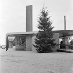 150247 Gezicht op de zijgevel van het N.S.-station Driebergen-Zeist te Driebergen-Rijsenburg, met kerstboom en op het ...